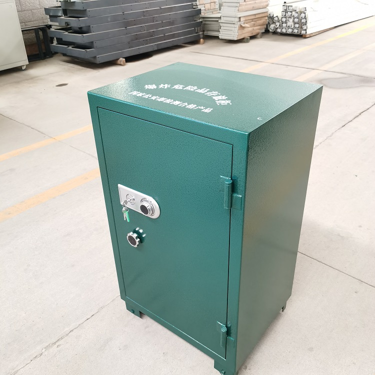 矿山爆破炸药箱包括箱门、前端连接有前插头的